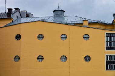 Celje 'nin merkezinde eski Slovenya kasabasında sarı ev binası