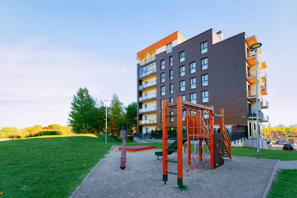 Apartamento casa residencial fachada arquitectura con parque infantil — Foto de Stock