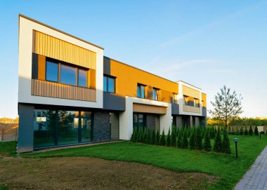 Konut Apartmanı konağı cephe mimarisi ve açık hava tesisleri