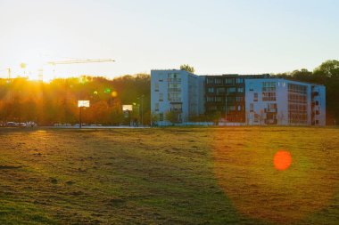 Apartman evleri, karmaşık mimari gün batımı.