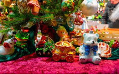 Almanya 'nın yeni Noel pazarında cam Noel ağacı süslemeleri