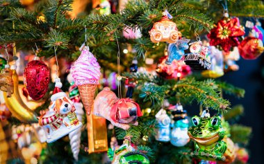 Almanya 'da yeni Noel ağacı süslemeleri