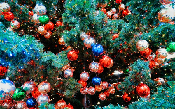 Vánoční strom s míčky na vánočním trhu v zimním Berlíně nové — Stock fotografie