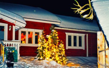 Ren geyiği çiftliğinde ev Laponya Finlandiya 'da yeni gece