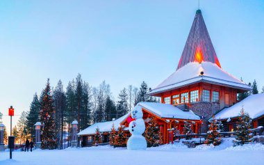 Santa Village Rovaniemi Lapland 'daki Noel Baba ofisinde kardan adam.