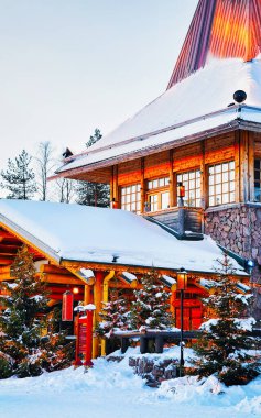 Noel ağacı Noel Baba Ofisi Rovaniemi Lapland 'da yeni