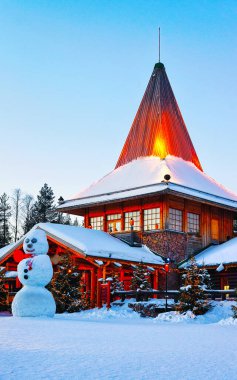 Santa Village Rovaniemi Lapland 'da yeni bir kardan adam.