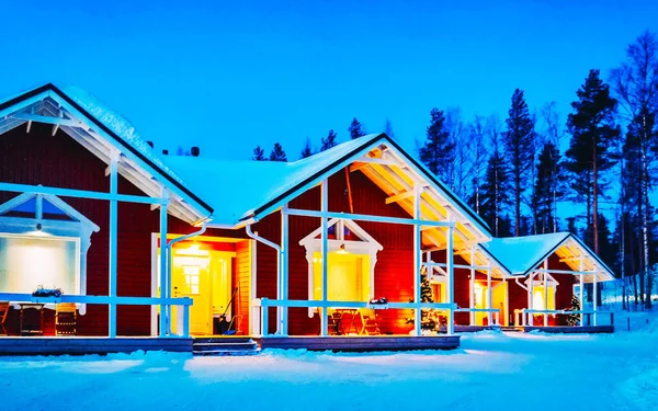 Nové domy v Santa Claus Holiday Village v Rovaniemi — Stock fotografie