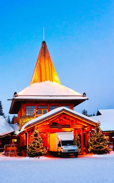 Oficina de Santa y árboles de Navidad en Santa Village Rovaniemi nuevo — Foto de Stock