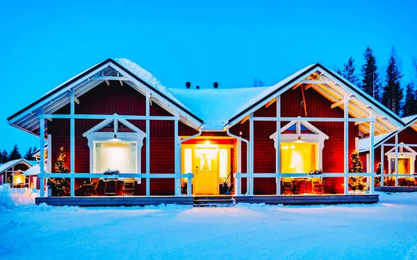 Nuevas casas en Santa Claus Holiday Village Rovaniemi — Foto de Stock