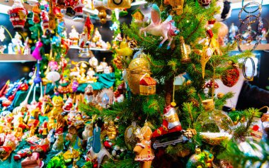 Almanya 'daki Noel pazarında cam Noel ağacı süslemeleri