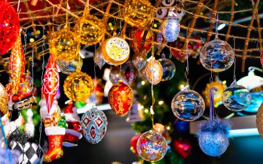 Gece Pazarı 'nda jandarma Berlin refleksi üzerine cam Noel Ağacı Dekorasyonu