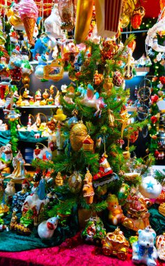 Cam Noel süslemeleri. Noel pazarı Almanya refleksi.