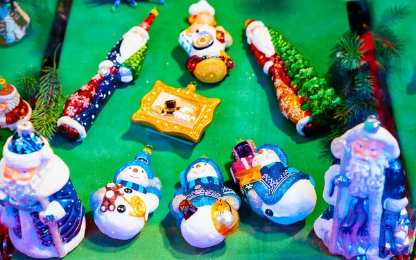 Стеклянные украшения на рождественской ярмарке в Германии рефлекторно — стоковое фото