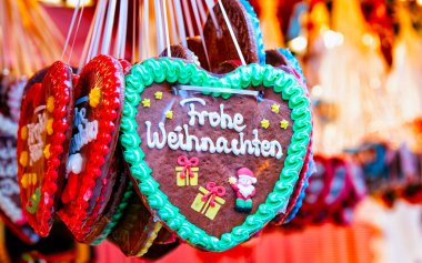 Berlin 'deki Noel pazarında kalpten gelen zencefilli çöreklerle dikil.