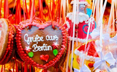 Zencefilli kurabiye kalpler Noel Pazarı Berlin refleksi
