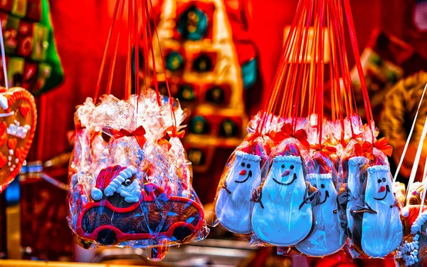 Süße Lebkuchen auf dem nächtlichen Weihnachtsmarkt am gendarmenmarkt berlin deutschland reflex — Stockfoto