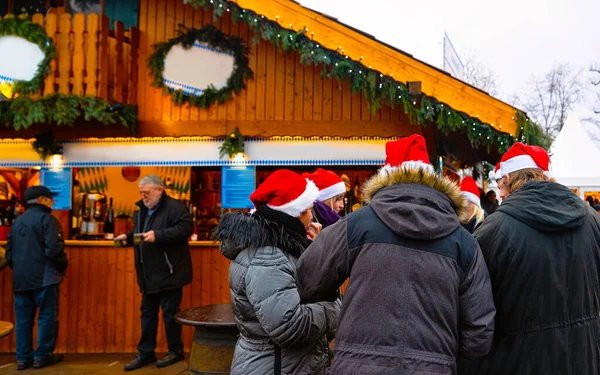 People eating and drinking at Stalls on Christmas market Charlottenburg reflex — Stock Photo, Image