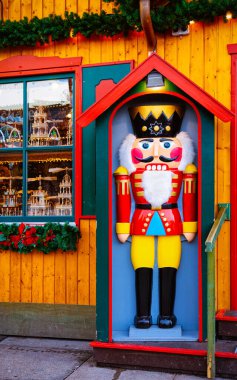 Noel pazarında Noel fındıkkıran oyuncağı Alexanderplatz refleksi