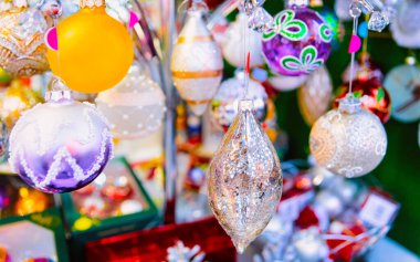 Almanya'da Cam Noel ağacı süslemeleri Noel pazarı