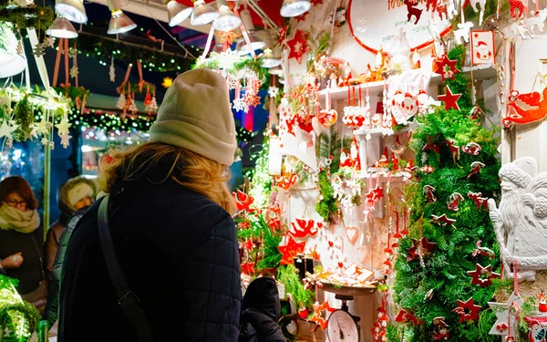 Mulher comprando Cerâmica Decorações Árvore de Natal Night Market Gendarmenmarkt reflexo de Berlim — Fotografia de Stock
