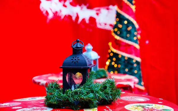 Lámpara de calle en la mesa en el mercado de Navidad en Alemania reflejo — Foto de Stock