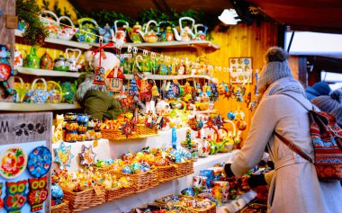 Kadın ve Tahta Noel ağacı süslemeleri Noel pazarı refleksi