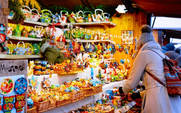 Mulher e decorações de árvores de Natal de madeira Reflexo do mercado de Natal — Fotografia de Stock