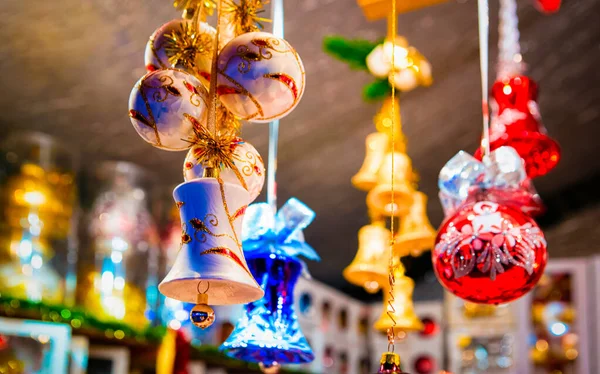 Decorazioni in vetro dell'albero di Natale al mercatino di Natale di Alexanderplatz — Foto Stock