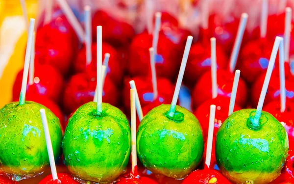 Äpfel im karamellfarbenen Nachtweihnachtsmarkt auf Schloss Charlottenburg berlin reflex — Stockfoto