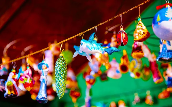 Christbaumschmuck aus Glas auf dem Weihnachtsmarkt Deutschland Reflex — Stockfoto