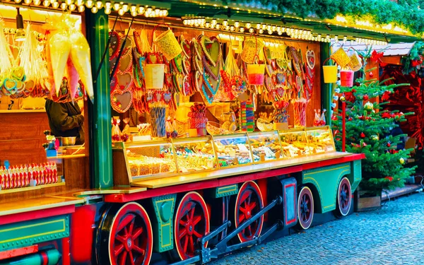 Essen auf dem Weihnachtsmarkt am opernpalais in mitte winter berlin reflex — Stockfoto