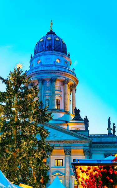 Χριστουγεννιάτικη Αγορά στην πλατεία Gendarmenmarkt Βερολίνο αντανακλαστικό — Φωτογραφία Αρχείου