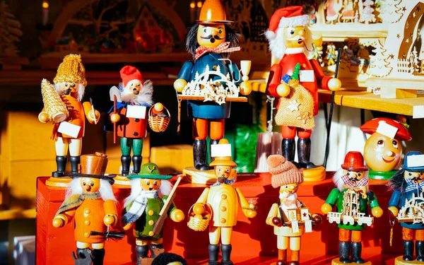 İskenderplatz refleksindeki Noel pazarında tahta oyuncaklar ve süslemeler — Stok fotoğraf