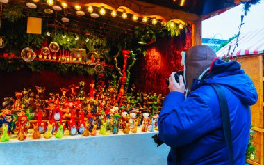 Kaiser Wilhelm Berlin refleksinde Noel pazarında fotoğraf çeken bir adam