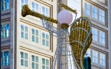 Kış Berlin refleksinde Noel süsleriyle sokak lambası