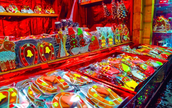 Traditionelle Souvenirs auf dem europäischen Weihnachtsmarkt ein Lebkuchen Hufeisen Reflex — Stockfoto