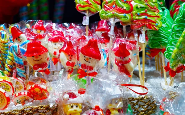 Stand mit bunten Bonbons auf dem Vilnius-Weihnachtsmarkt — Stockfoto