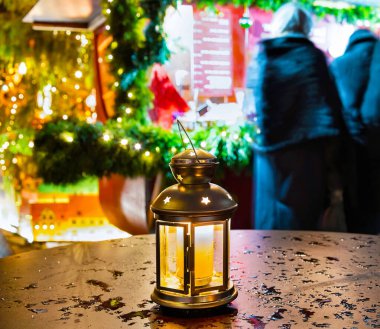 Riga Noel Pazarı 'nda fener ve mum gece refleksi