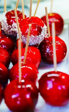 Vilnius refleksindeki Noel pazarında jöleli lolipop elmalarıyla oyala