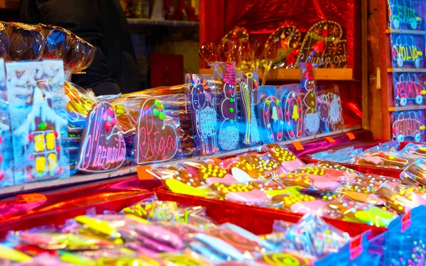 Traditionelle süße Souvenirs auf dem Weihnachtsmarkt im alten Riga-Reflex — Stockfoto