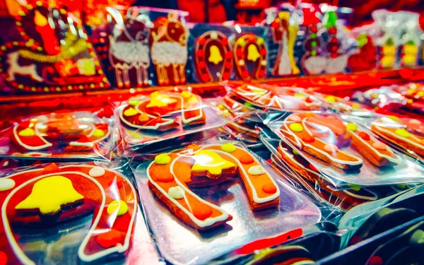 Typické vánoční stánky perníkové sušenky s reflexem — Stock fotografie