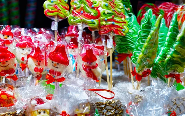 维尔纽斯圣诞市场上五彩缤纷的糖果摊位 — 图库照片