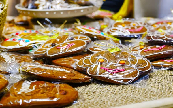 维尔纽斯圣诞市场反射上的姜饼饼干 — 图库照片