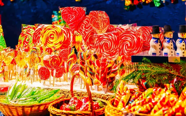 维尔纽斯圣诞市场上的糖果反射 — 图库照片
