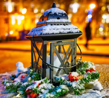 Litvanya 'daki Vilnius Noel Pazarı' nda karlı fener.