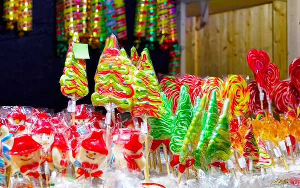 Stand mit bunten Bonbons auf Weihnachtsmarkt in Vilnius — Stockfoto