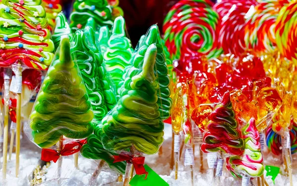 Stand mit bunten Bonbons auf dem Weihnachtsmarkt — Stockfoto