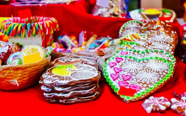 Handgefertigte bunte Lebkuchen auf dem Rigaer Weihnachtsmarkt — Stockfoto