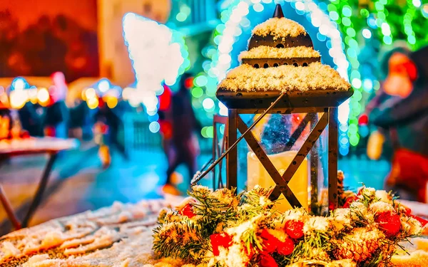Уличный фонарь на рождественской ярмарке в Вильнюсе — стоковое фото